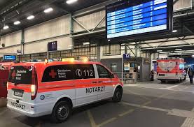 Nach polizeiangaben sei der mutmaßliche täter durch schusswaffeneinsatz überwältigt. Mittwochabend Rucken Polizei Und Rettungsdienst Wegen Einer Messerstecherei Zum Hauptbahnhof Stuttgart Aus Stuttgarter Nachrichten
