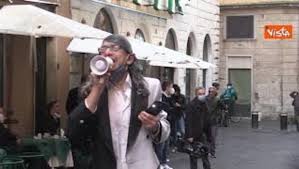 Una volta paolini riuscì a intrufolarsi durante una messa celebrata da wojtyla in una parrocchia romana. Gabriele Paolini Si Versa Il Latte Addosso Il M5s Con Draghi Ecco L Effetto Che Mi Fa Libero Quotidiano