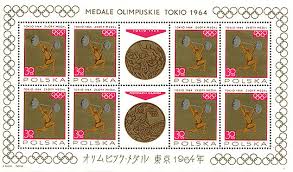 Medale zostaną przyniesione na tacy i sportowiec sam sobie weźmie i zawiesi na szyi. 1965 10 08 Medale Olimpijskie Katalog Znakow Pocztowych