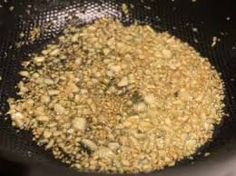 Masukkan bawang merah, bawang putih, dan cabai merah ke dalam cobek kemudian haluskan. Menggoreng Bawang Putih