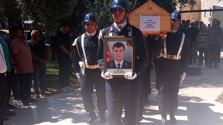Gazi Gerçek Yaşar son yolculuğuna uğurlandı, yapay zekayla üretilmiş