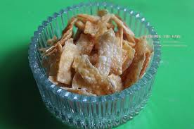 Ubi kayu yang sudah di cuci lalu di potong tipis2 (saya pakai pasah untuk buat keripik). Amie S Little Kitchen Resipi Warisan Kerepek Ubi Kayu