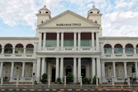 Mahkamah pulau pinang semalam gempar dengan kejadian seorang okt terjatuh dari tingkat lima di bangunan kompleks mahkamah itu. Mahkamah Benarkan Tulisan Jawi Diajar Di Sjkc Dan Sjkt Edisiviral