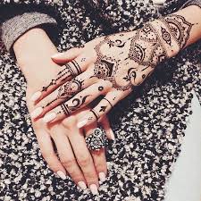 Sie werden mit einer farbe aufgetragen, die als extrakt aus der hennapflanze gewonnen wird. Henna Tattoos Hennamira De Home Facebook