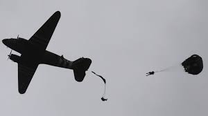 Dans la nuit du 5 au 6 juin 1944, des milliers de parachutistes américains sautent sur la presqu'île du cotentin en normandie. Debarquement Debut Des Parachutages A Carentan Afp Images Youtube