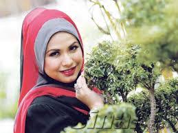Celebrity chef, datuk fazley yaakob and his wife, datin azrene soraya abdul aziz held a 'vow renewal' ceremony at lanai tamu, neo damansara on tuesday to mark their 13th wedding. Luahan Anak Rosmah Azrene Soraya Buktikan Sangkaan Orang Ramai Tentang Sikap Buruk Rosmah Mansur Ameno World