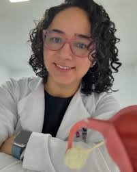 Soy la Dra. Sharon Acuña, ginecóloga y obstetra, y estoy aquí para ayudarte  a recuperar tu bienestar íntimo. Estos síntomas son más comunes de lo que  piensas, y juntos podemos encontrar la