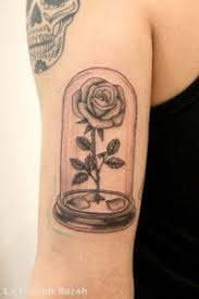 La belle et la bête. Tatouage Rose De La Belle Et La Bete Beauty And The Beast Rose Tattoo Tatouage Rose Tatouage Rose Dessin Beau Tatouage