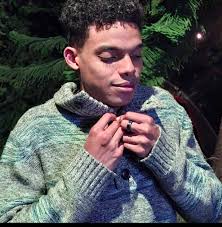 Este muerto de hambre vive en patio de agua por la Yerbabuena juan Pablo  sandi era pirata antes,y hace trabajos de construcción,pide plata prestada  y no paga para que estén en todas