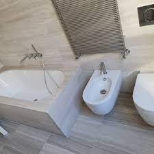 «il bagno non è l'unico luogo pericoloso, ma di certo è altamente a rischio, per colpa del pavimento spesso scivoloso» osserva alberto lauretta, coordinatore peraltro, non di soli scivoloni ci si fa male in bagno, come sottolinea alberto lauretta: Quanto Costa Costruire Un Bagno Habitissimo
