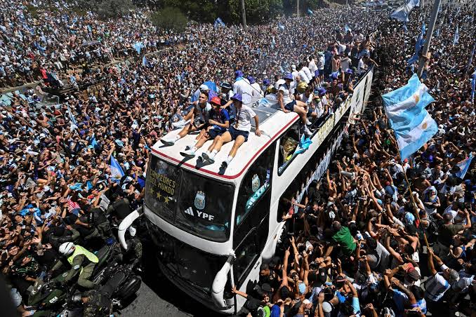 Argentina's World Cup heroes airlifted as street party overflows - The Japan Times