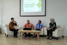 Nah, buat kamu yang merasa cepat bosan baca buku di rumah dan butuh suasana baru yang tenang dan nyaman, beberapa tempat yang kece dan nyaman ini bisa kamu jadikan tempat untuk menghabiskan akhir pekan. Pemudik Diberi Buku Gratis Republika Online