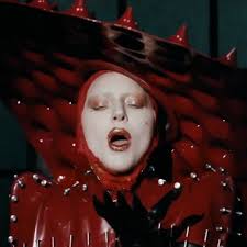 Lady Gaga has just premiered the videoclip of her new single “Abracadabra”  at the Grammy Awards.