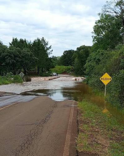 &#55357&#57000&#55356&#57127️ La Polic�a de Misiones inform� que qued� clausurado el tr�nsito sobre el puente La Pasarela, ubicado en la Ruta Provincial 223, debido al aumento del caudal del arroyo Cu�a Pir�. ⚠️