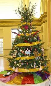 Wizard Of Oz Tree Like The Yellow Ribbon Maybe I Will Do Something Like That Instead Of Yello Wizard Of Oz The Wonderful Wizard Of Oz Christmas Tree Themes