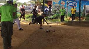 Contoh permainan tradisional yang terkenal bagi kaum melayu adalah seperti batu seremban, galah panjang, gasing, baling selipar, congkak, wau dan ketingting. Gasing Uniknya Permainan Tradisi