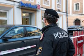 Bombendrohung bei banküberfall in der linzer unionstraße. Bankraub In Linz Update Fahndungsfotos Zeigen Mutmasslichen Bankrauber Linz
