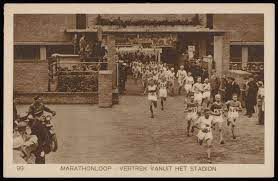 In de marge van de aankondiging van de mogelijke vier extra disciplines voor het eerst in de geschiedenis van de spelen deelt parijs 2024 de olympische ervaring met het. Datei Olympische Spelen De Marathonloop Vertrek Vanuit Het Stadion Uitgave Weenenk Snel Den Haag Afb Pbkd00435000020 Jpg Wikipedia