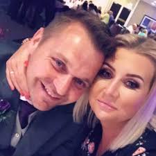 Carly Gee (@carlzgee)