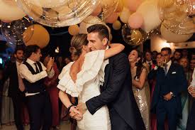 Cortar el pastel, entrada de los la primera canción para la recepción de boda no podían ser otras que para la entrada de los novios al salón, es decir, vuestra primera presentación. Musica Y Canciones Para Bodas Recomendadas Por Djs