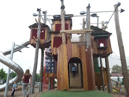 Herzstück ist los 'ne riesige ritterburg mit vielen türmen und häusern, durch welcher ob 'ne kleine brücke nach robin hoods baumhäusern führt. Saisoneroffnung Und Einweihung Hohenlabyrinth Irrlandia Der Mitmachpark In Storkow