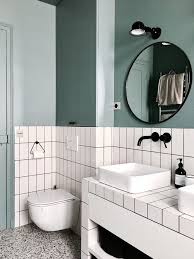 Ein Pariser Badezimmer In Weisser Fliese Und Blauer Farbe Bader Bad Badgestaltung In 2020 Fall Bathroom Decor Parisian Bathroom Bathroom Interior Design