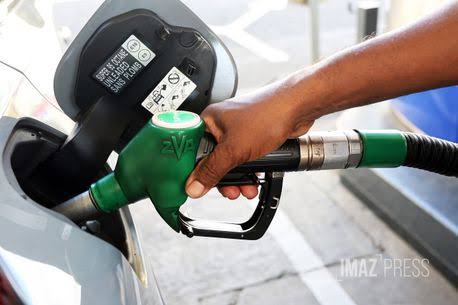 🔴 Hausse des carburants au 1er avril : comment sont fixés les prix à La  Réunion ? Décryptage ⬇️ https://la1ere.franceinfo.fr/reunion /carburants-vers-les-deux-euros-le-litre-de-sans-plomb-en-avril-comment-sont -fixes-les-prix-a-la-reunion-1685513.html