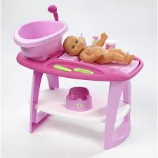 Avec plan à langer et rangements, la commode à langer est essentielle pour la sécurité et le confort. Table A Langer Et Baignoire Pour Bebe Autres Jouets D Imitation La Grande Recre