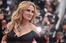 Her salary has grossed more than $25,000,000 after her film. Julia Roberts Hugh Jackman Sarah Jessica Parker Und Co Stars Geben Social Media Accounts An Corona Experten Ab Panorama Stuttgarter Zeitung