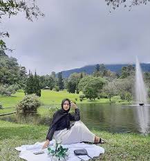 Di sini anda akan dimanjakan dengan pemandangan hamparan kehijauan rumput. Kebun Raya Cibodas Dan Taman Bunga Nusantara Cianjur Minim Pengunjung Ini Beberapa Penyebabnya Deskjabar