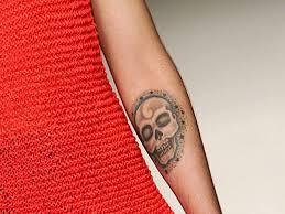 Check spelling or type a new query. Totenkopf Tattoo Bei Berliner Polizisten Verboten Berlin De