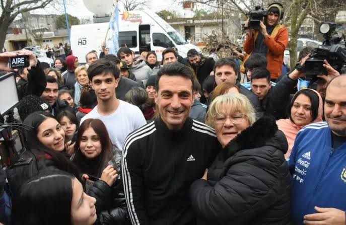 Seguiremos dando batalla”: Scaloni lloró al llegar a su casa de Pujato mientras los vecinos gritaban “Leo no se va” | 0264Noticias