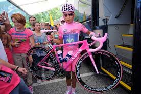 En medio de la cuarentena, el ciclista boyacense nairo quintana anunció que donará la maglia rosa que ganó tras coronarse campeón del giro d'italia 2014 vengo a presentarles mi camiseta del giro d' italia con la que gané en 2014, la cual será donada a la unetón, para recaudar recursos y comprar. No Invite For Nairo Quintana In The 2021 Giro D Italia Cycling Today Official