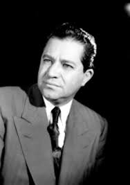 Enrique Zambrano, actor, viste de traje y corbata, retrato