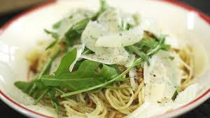 Spaghetti Met Truffelpasta Rucola En Pecorino Dagelijkse Kost Recept Diner Recept Voedsel Ideeen Rucola