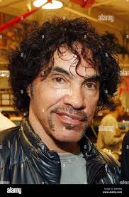John Oates di Hall & Oates è visto con il suo primo baffi in 20 anni all'  annuncio del lancio della terza edizione del 'Mustache giorno' in St Louis  il 30 ottobre