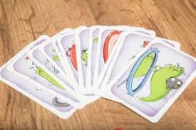 Permiten que los miembros de las familias jueguen juntos, estimulan el pensamiento creativo, los conocimientos, la estrategia y muchas otras vamos a ver a continuación cuáles son los mejores para regalar esta navidad. Los 7 Juegos De Mesa Mas Vendidos Estas Navidades