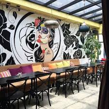 Melihat tempat unik, menarik, dan bagus seseorang pasti akan mengambil ponsel mereka untuk berfoto. Mural Cafe Dan Restoran Ciptakan Interior Yang Unik Untuk Menarik Pengunjung