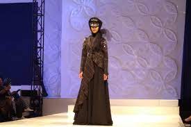 In 2017, somali model, halima aden made headlines after being the first ever hijab model to strut down the yeezy season 5 fashion show. Menikmati Sederet Desain Busana Muslim Di Ajang Fashionality 2018 Halaman All Kompas Com