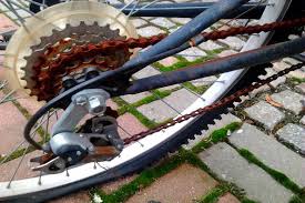 En effet, un excès de graisse peut s'accumuler sur cette pièce du véhicule, qui doit cependant toujours être graissée. Enlever La Rouille Sur Une Chaine De Velo Chaine Velo Enlever La Rouille Comment Enlever La Rouille