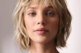 Le Carre Court Effile Avec Une Frange Carre Court Effile Carre Court Frange Effilee Carre Court Pour Cheveux Fins