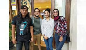 Terlihat dari berbagai unggahan ikbal di instagram pribadinya pada sabtu (6/3/2021). Dikabarkan Putus Dengan Adi Sastro Glenca Chysara Cinlok Dengan Ikbal Fauzi