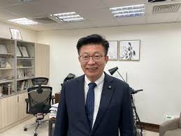 林瑋豐承認「 bj26bj 」是他的 ptt 帳號 ，一句「工人吃什麼飯!」也引發網友眾怒。（圖／取自ptt） 親綠網路寫手林瑋豐 24 日捲入自導自演風波，ptt鄉民查出他的帳號「bj26bj」牽涉其中。林瑋豐 24 日晚間也於臉書發出道歉聲明。在發生此事之前，林瑋豐是眼球中央電視台的成員，眼球中央電視台的. Aecxyynt Frtim