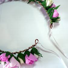 Diy Cicekli Tac Yapilisi Mimuu Com Cicek Taclar Cicekli Tac Dugun Buketleri