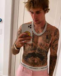 Last year he showed off a large stencil tattoo of a. Hals Ruiniert Fans Entsetzt Von Justin Biebers Tattoo Promiflash De