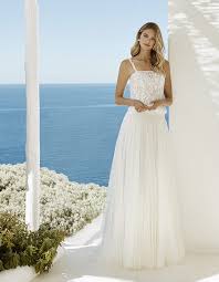 Optiamo per un colore pastello e magari portiamoci dietro una pochette argento o in tinta con l'abito. Come Scegliere Il Perfetto Abito Da Sposa Per Un Matrimonio Al Mare