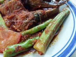Bendi dicuci dan toskan kemudian potong sedikit pangkal dan hujungnya (che mat guna bendi kontot, jadi tak perlu dipotong dua). Resepi Asam Pedas Melaka Ikan Pari