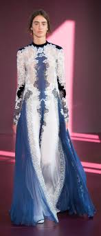 Ce célèbre brodeur a collaboré avec les plus prestigieuses maisons. Robe Valentino Haute Couture 2018 Valentino Dress Embroidery Fashion Fashion
