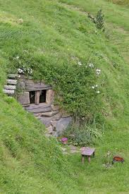 I Love These Undergrond Homes But Living In Florida You Dig About 3 Down And You Hit Water Underground Homes Hidden House Earthship