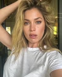 Love of my life comes back home from her first day at work looking  stunning. Love you @bresblondes